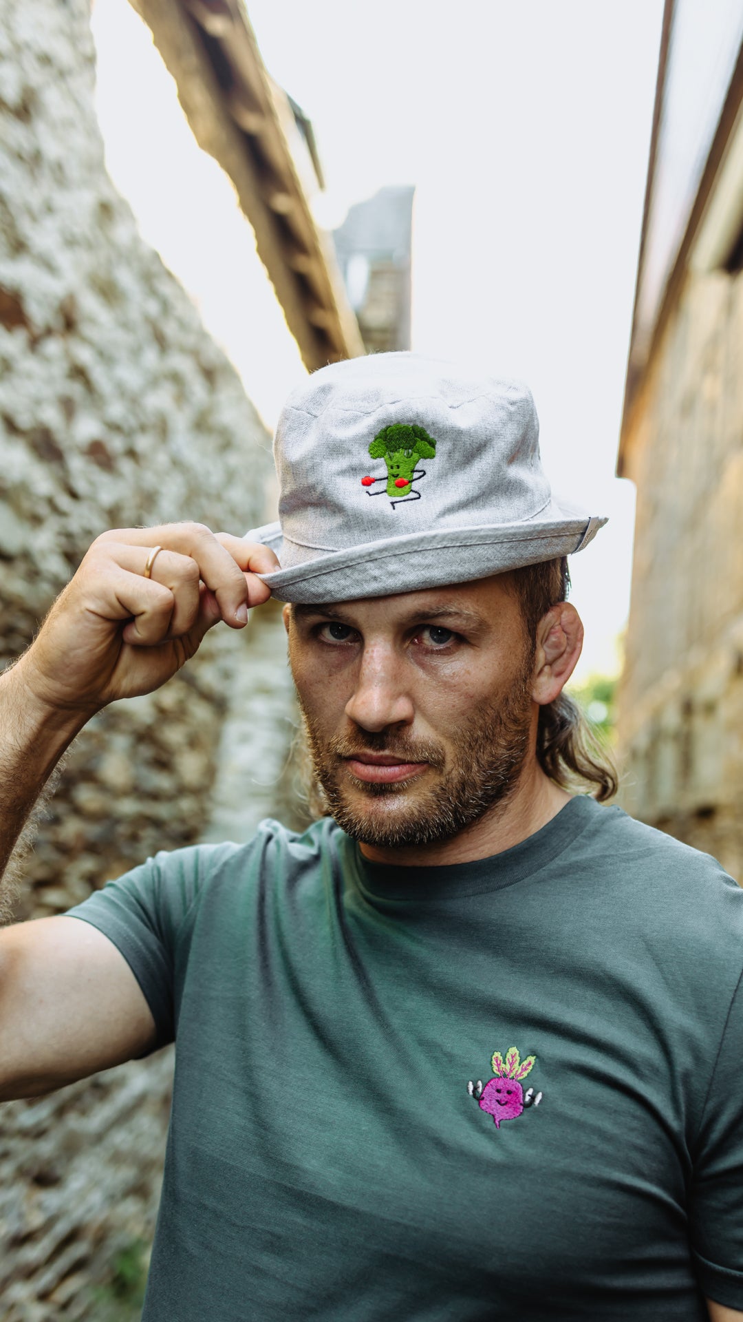 Stephan mit Brocco-Lee Hut in Steingrau